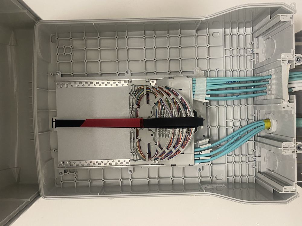 Fiber splice tray with organized colored fibers